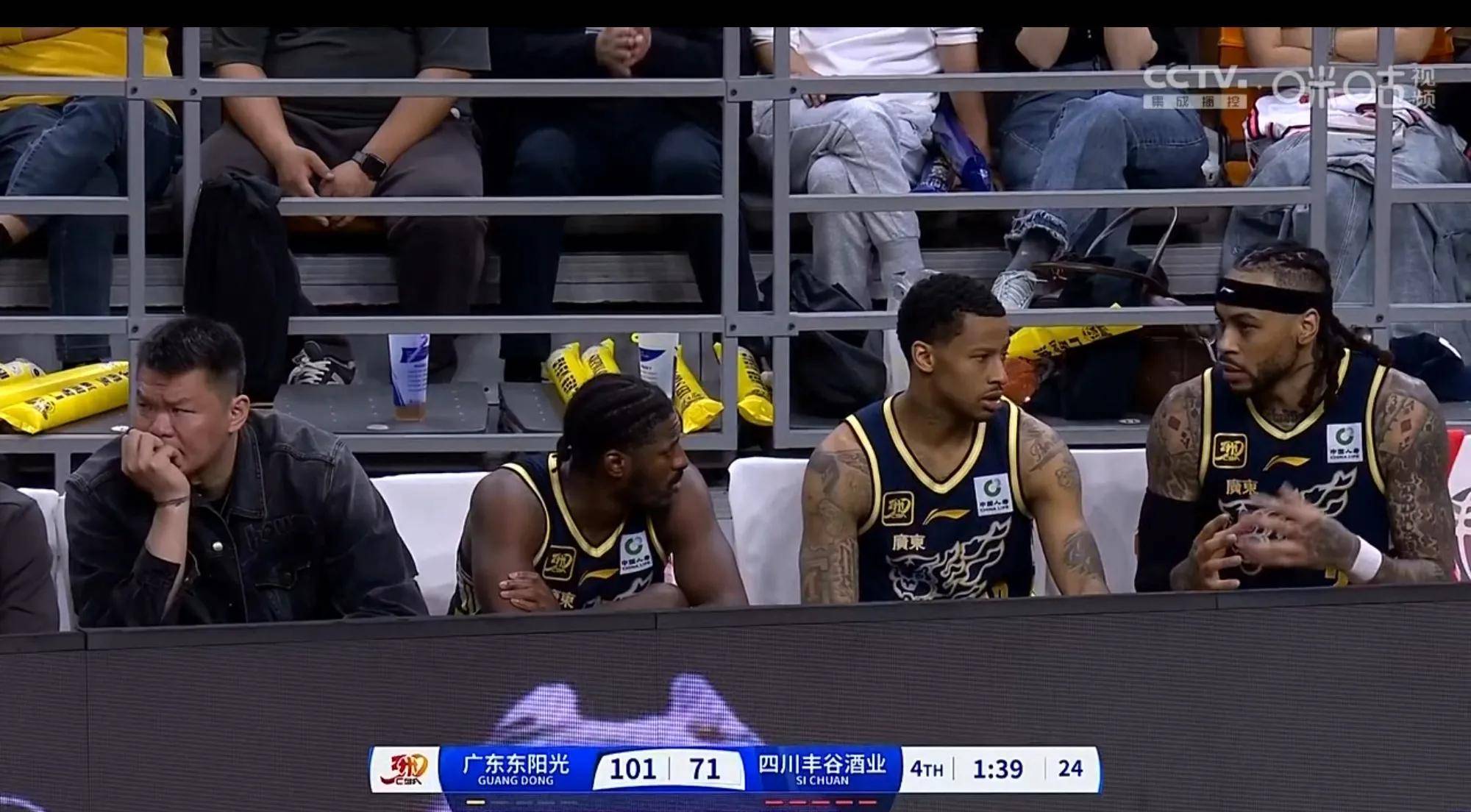 人中锋表现出色,助球队逆转比赛的简单介绍 人中锋表现出色,助球队逆转比赛的简单介绍