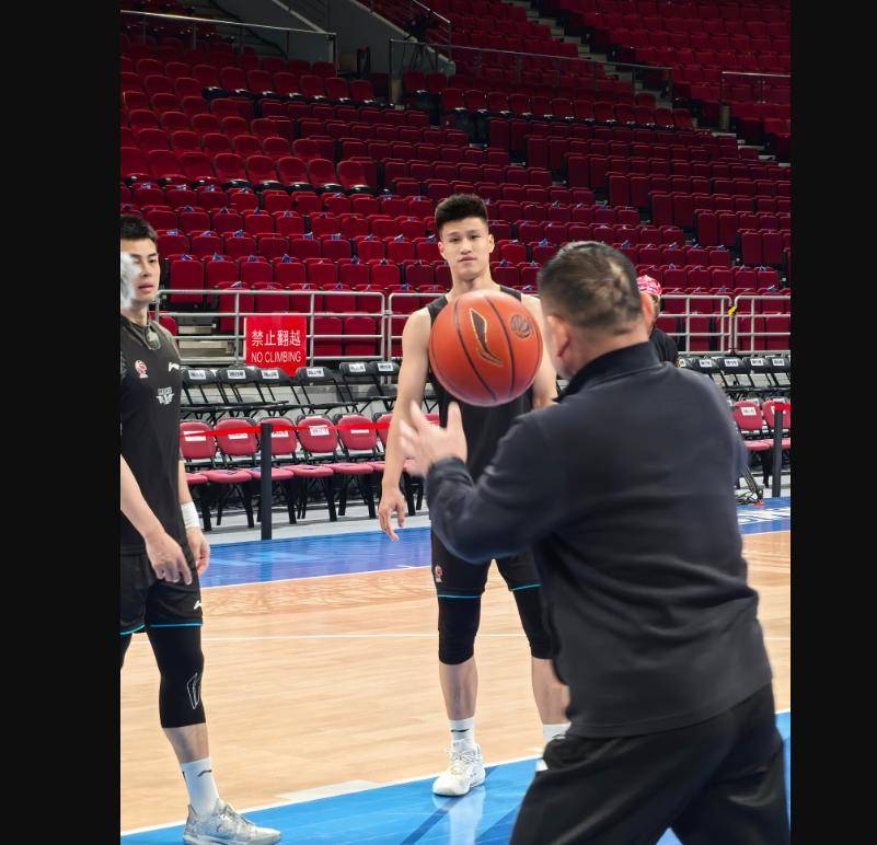 包含吉林队迎战失利，全队反思训练，力争下场复仇的词条