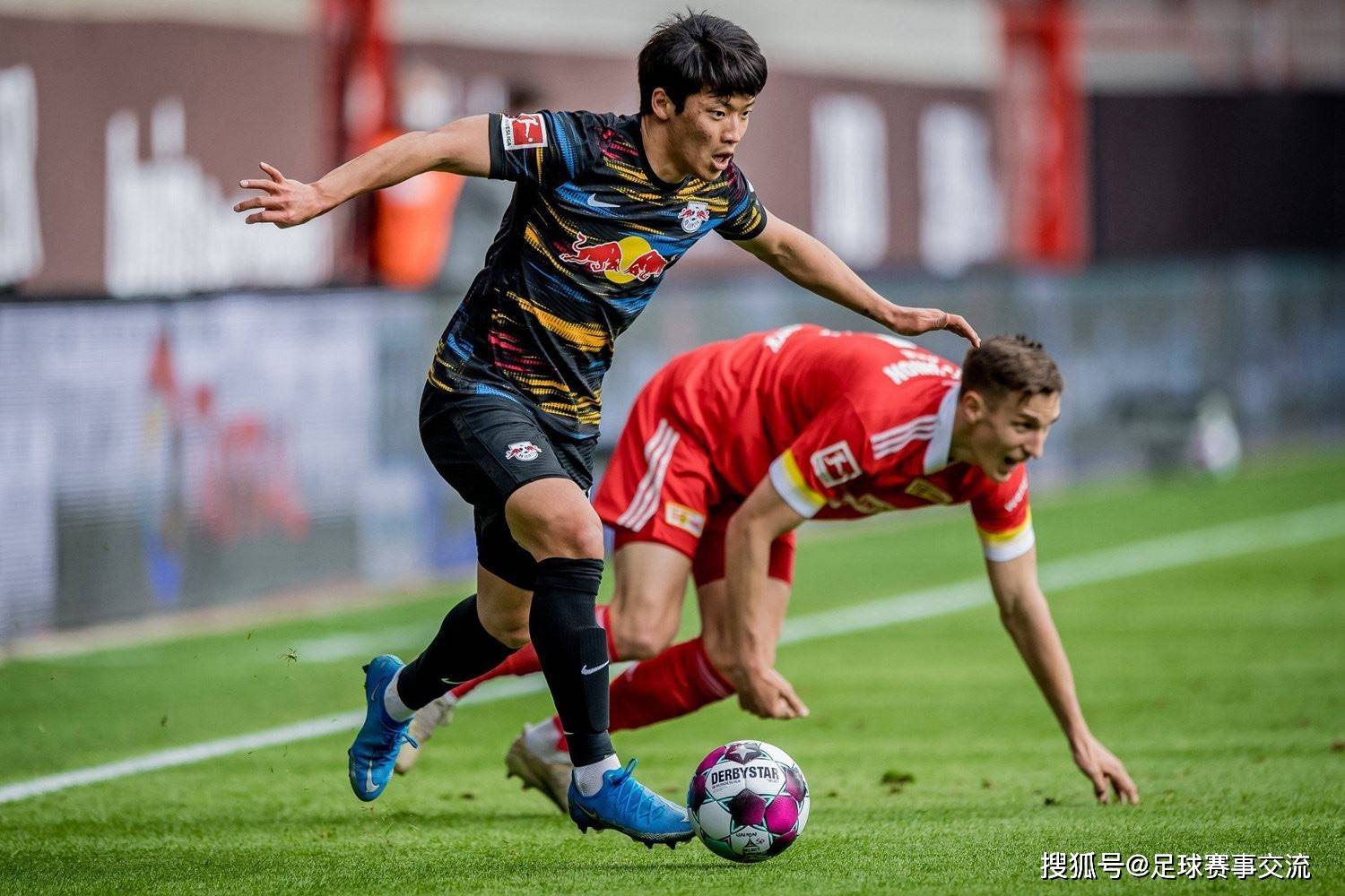 开云体育入口-紧张激烈的足球比拼，现场热闹非凡的简单介绍