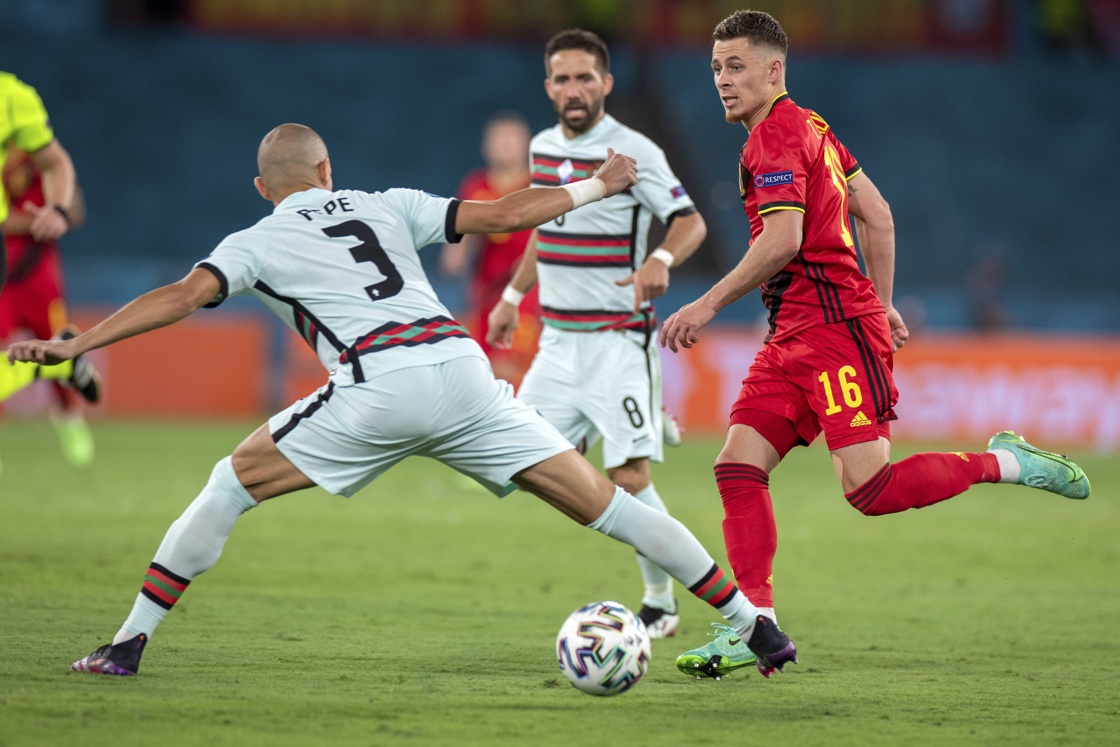 紧张激烈的足球比拼，现场热闹非凡的简单介绍