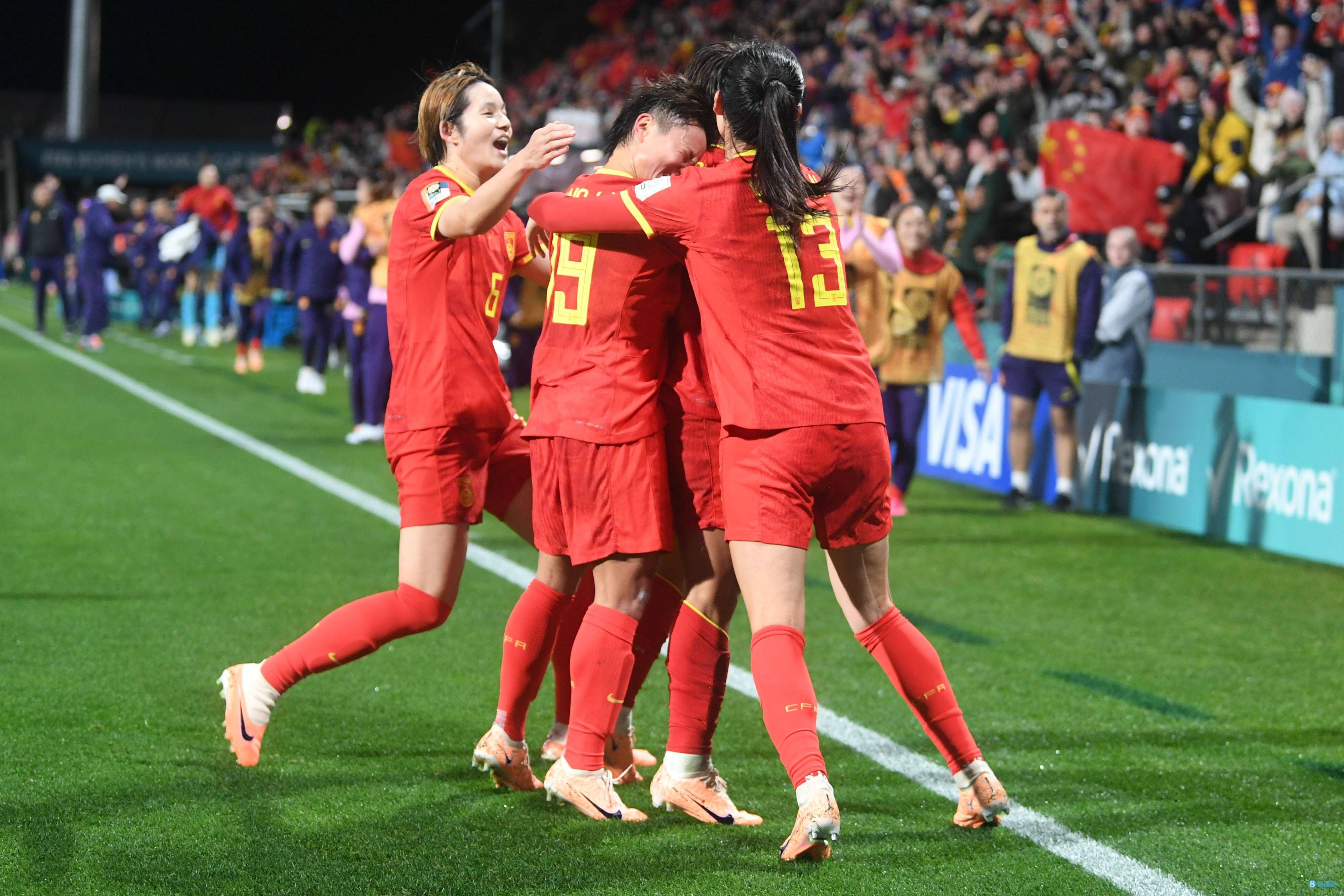 开云APP-关于女足比赛中球员团结协作，积极进攻的信息