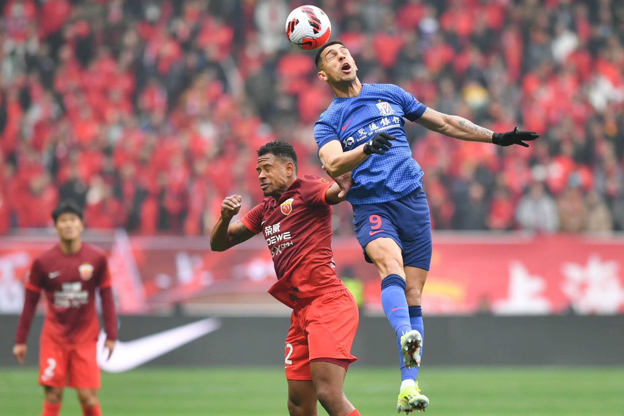 上港门将脱手送礼，造成惨痛失利遗憾的简单介绍