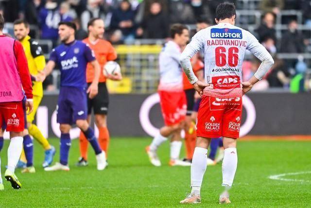 一支球队在比赛中出现了防守漏洞 一支球队在比赛中出现了防守漏洞