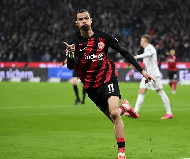 法兰克福队员实力强劲，成功抢夺三分