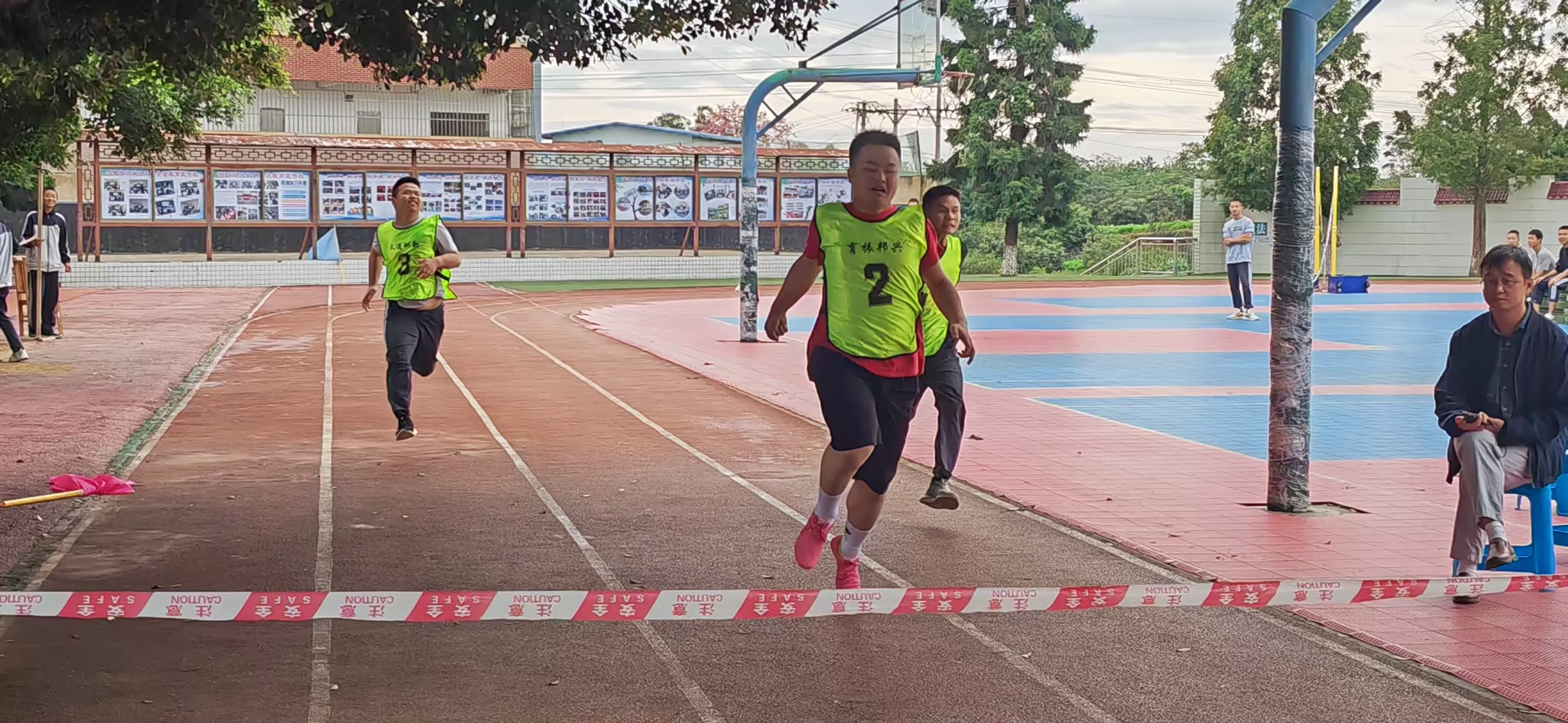 开云体育官方网站-运动员们在比赛中尽展拼搏精神，场面激烈