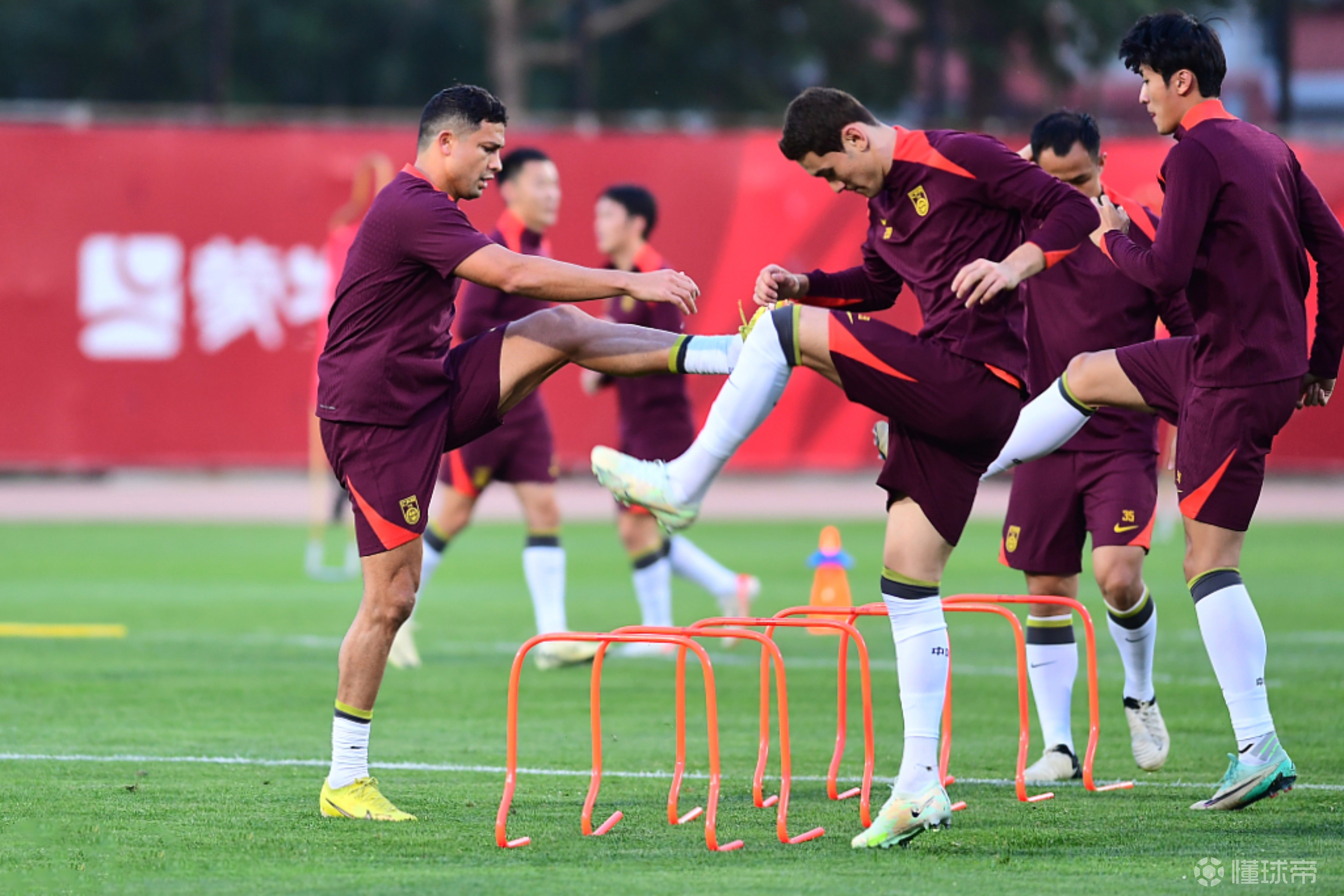 足球场上再现惊险一幕，国内顶尖球队激战呈现