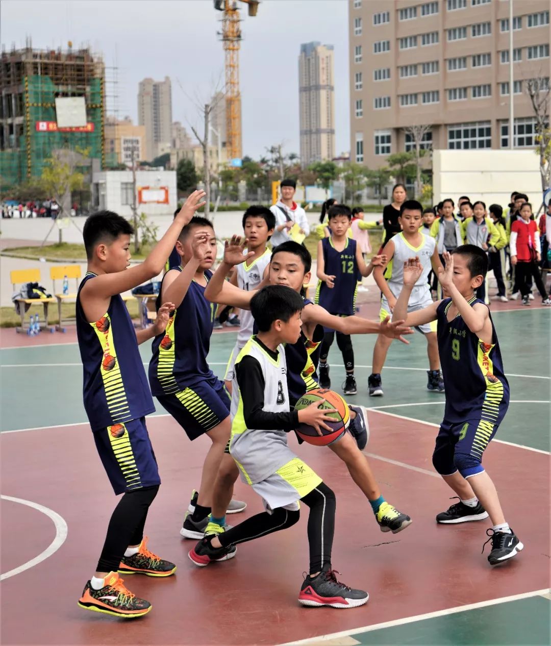 队员飒爽英姿,篮球比赛帅气亮相 队员飒爽英姿,篮球比赛帅气亮相