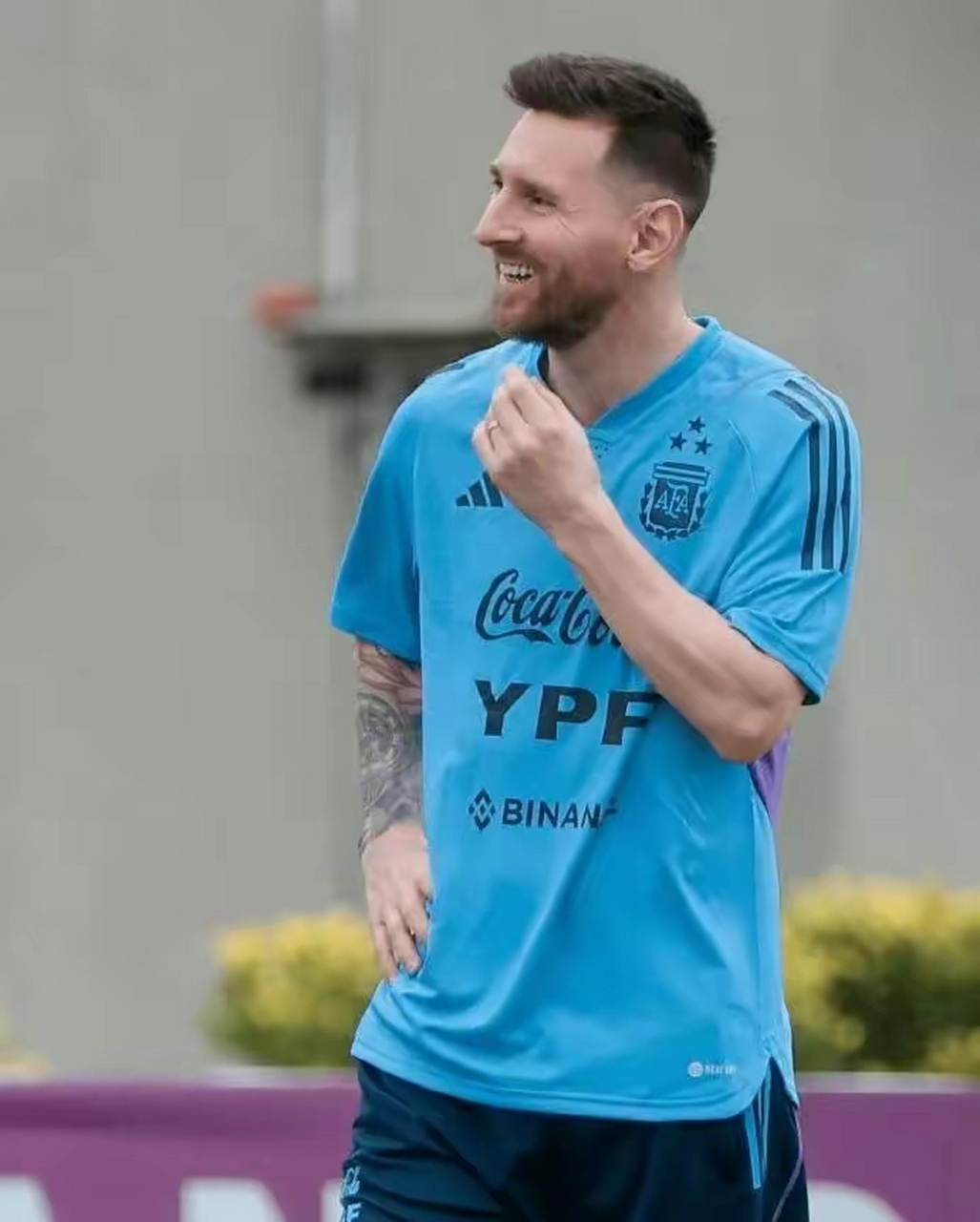 开云体育下载-运动员庆祝夺冠，神情愉悦无比