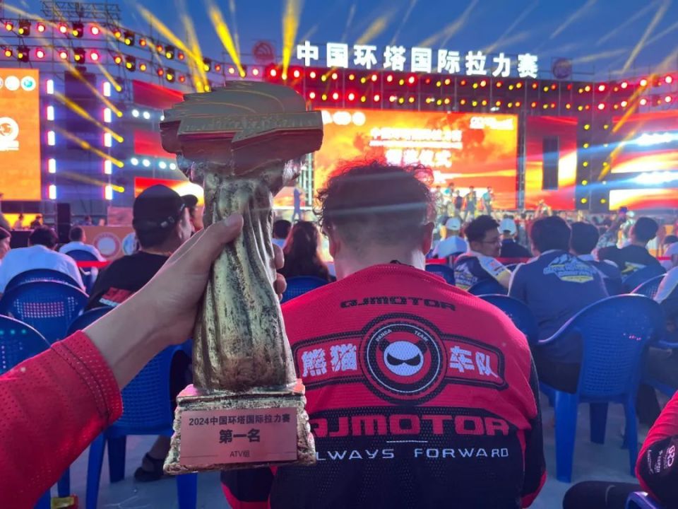 自行车比赛选手全力冲刺斩获奖杯