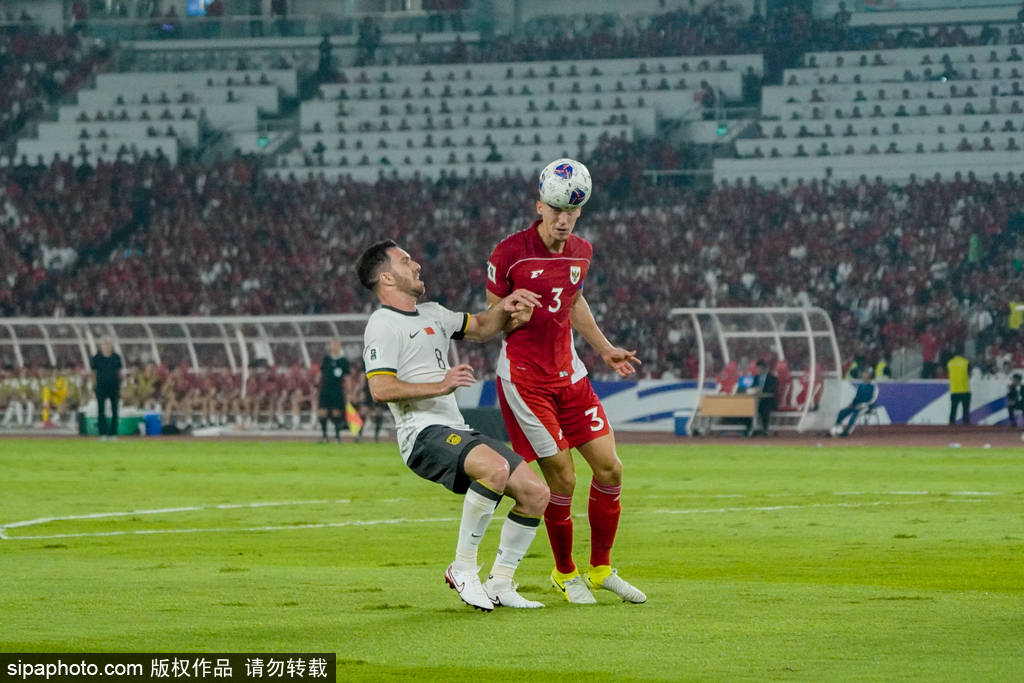 开云体育中国-紧张激烈的比赛引领足球迷们狂热