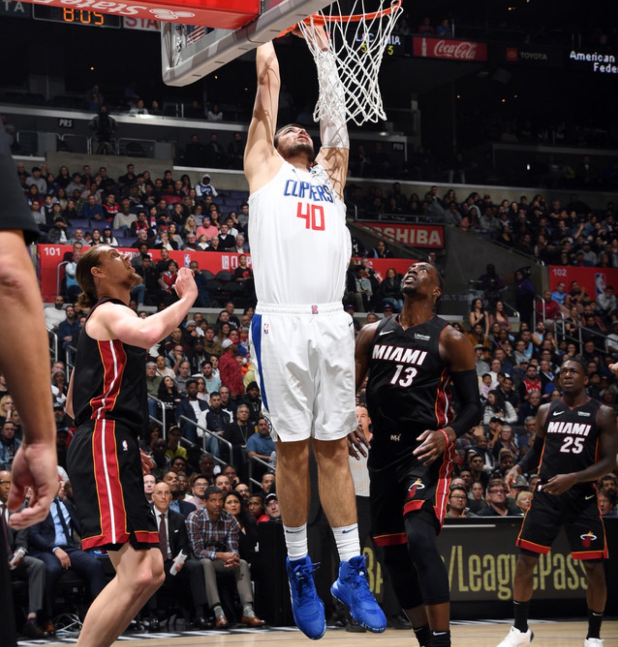 包含强队守住主场，战绩达到三连胜！的词条