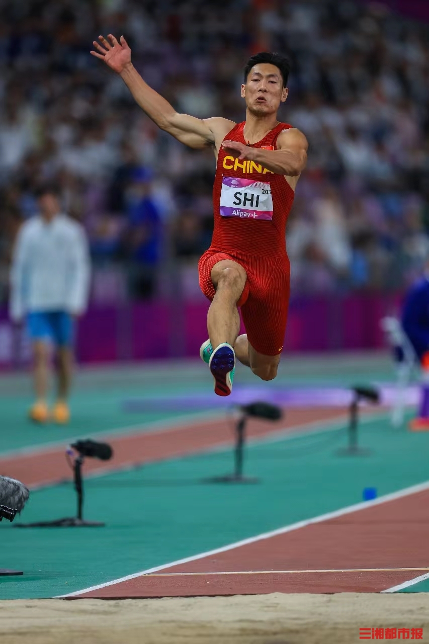 田径赛场上燃情比拼创造奇迹 田径赛场上燃情比拼创造奇迹