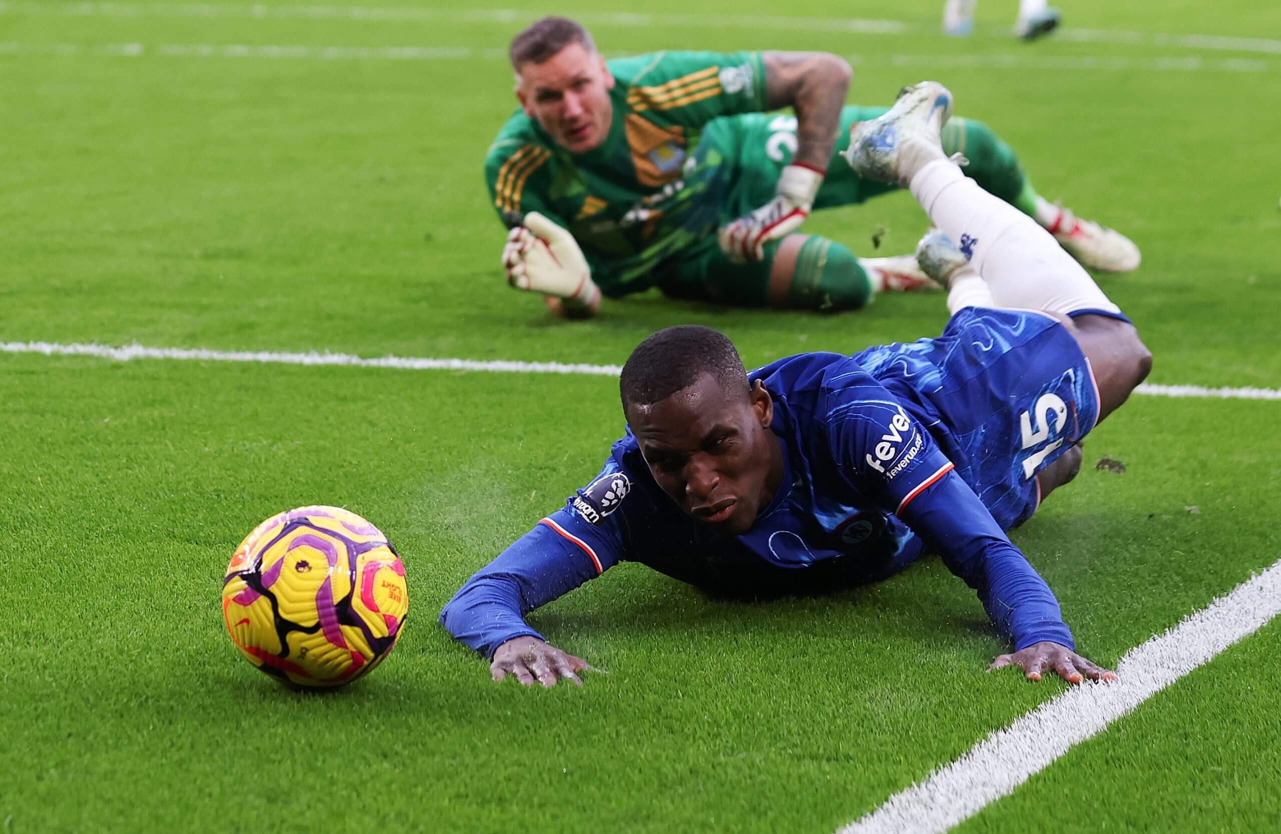 切尔西门将受伤，对手进球暴力扩大进攻