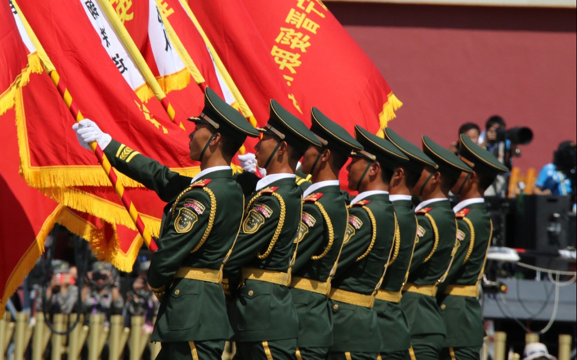 绿茵赛道双星闪耀，丹麦碾压威尔士，基耶萨F1揭幕战称雄