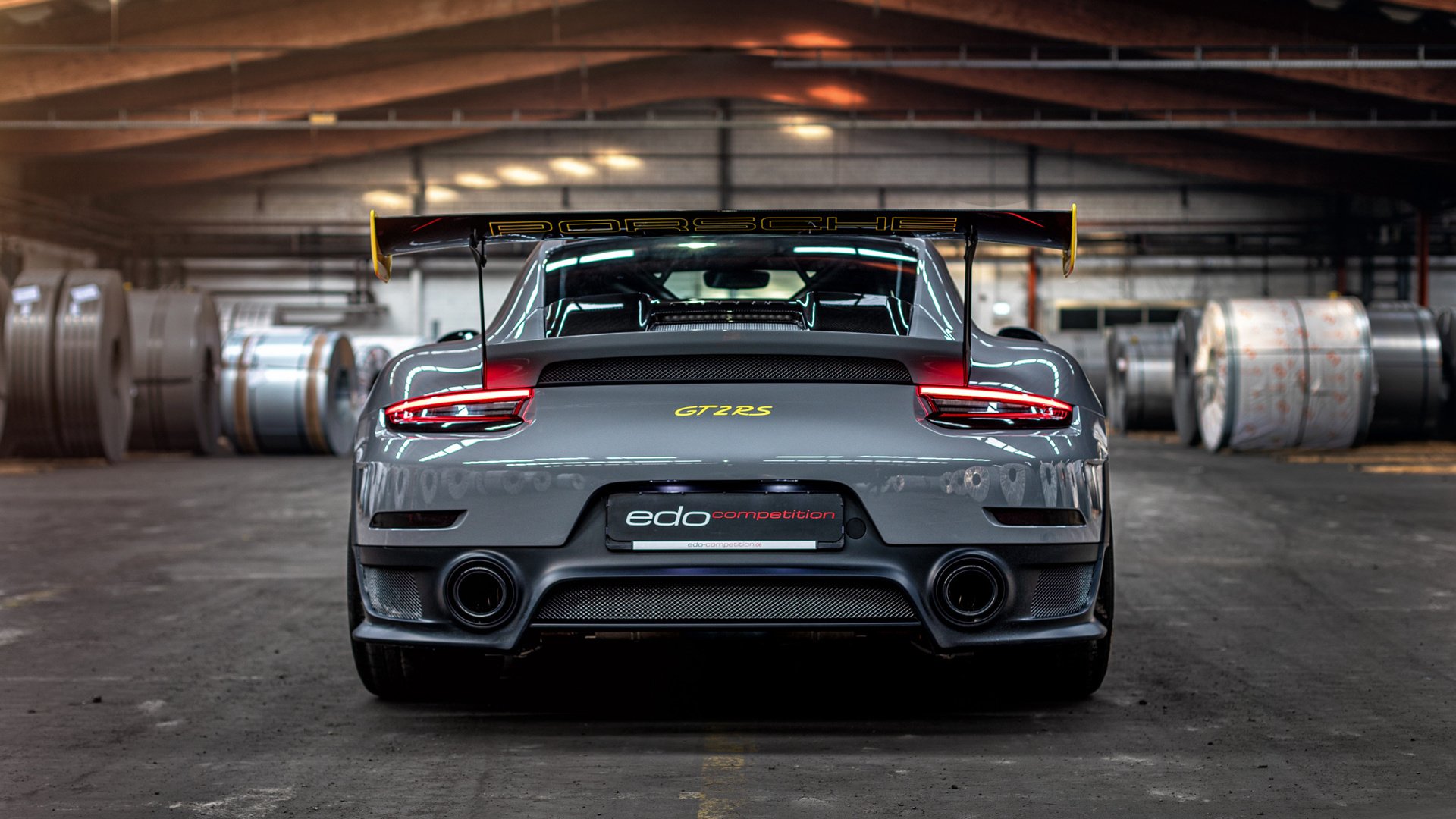 赛道惊雷，球场炸雷，竞技之夜的双重灵魂交响